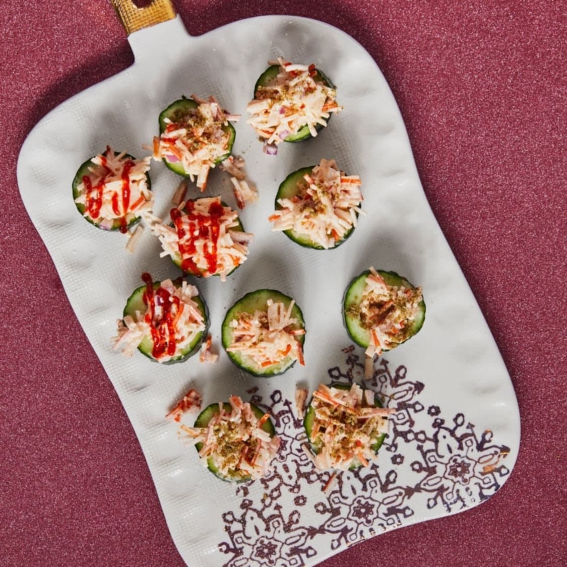 https://fleishigs.com/images/mobile-app/recipes/433-list-zaatar-crab-salad-in-cucumber-cups.jpg